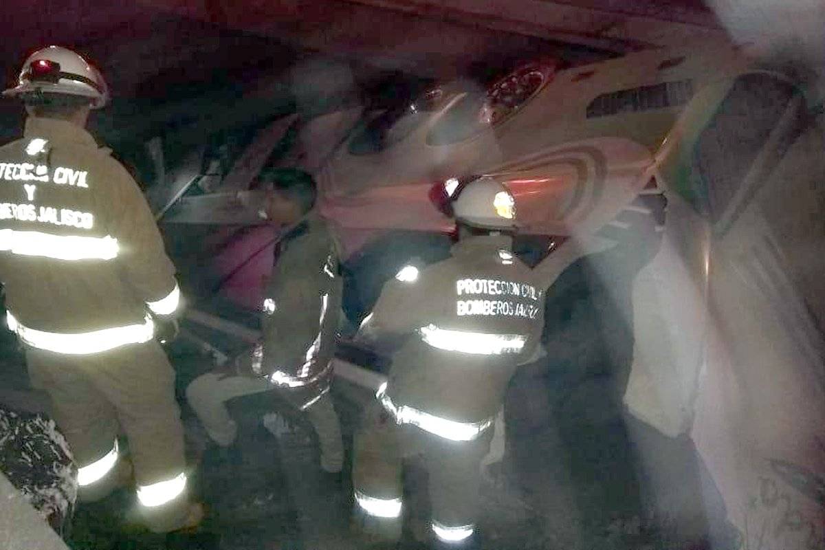 Volcadura de un autobús de pasajeros envía a 40 personas al hospital