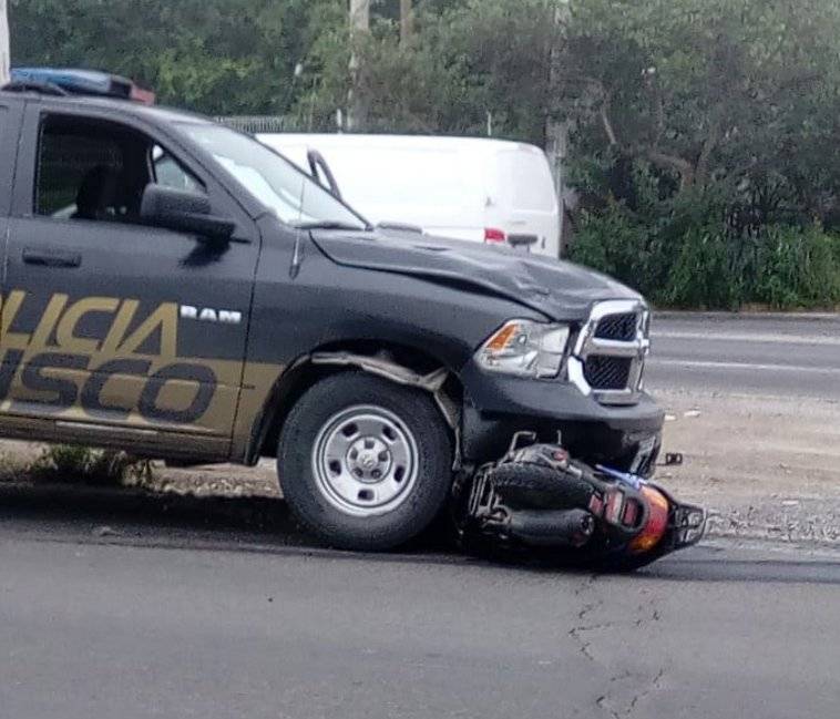 Muere mujer tras impactar su moto contra patrulla estatal