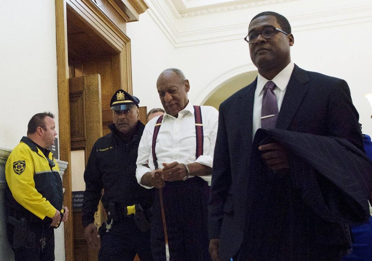 Bill Cosby, centro, sale de la corte tras ser sentenciado a entre tres y 10 años en prisión por abuso sexual el martes 25 de septiembre de 2018 en Norristown, Pensilvania. (Mark Makela/Pool Photo via AP)