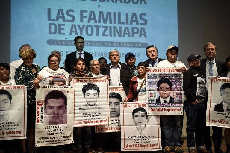 López Obrador junto a padres de Ayotzinapa