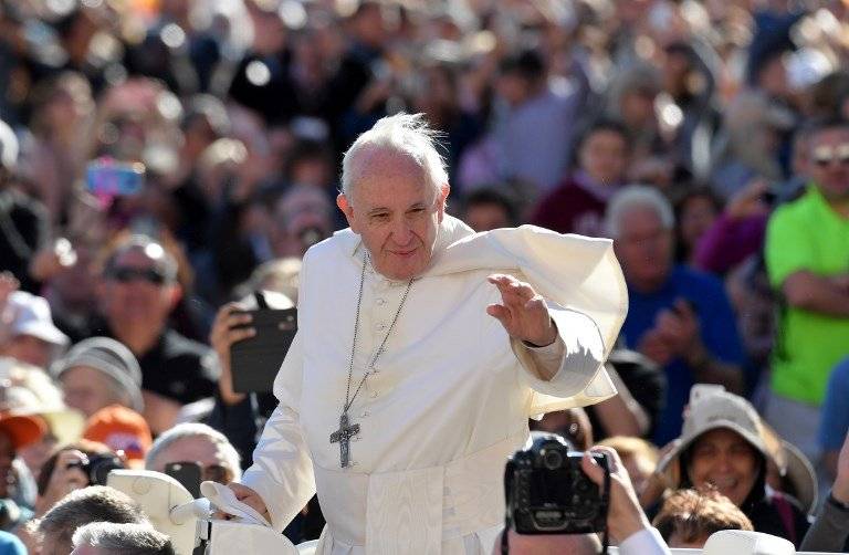 Papa Francisco saludando
