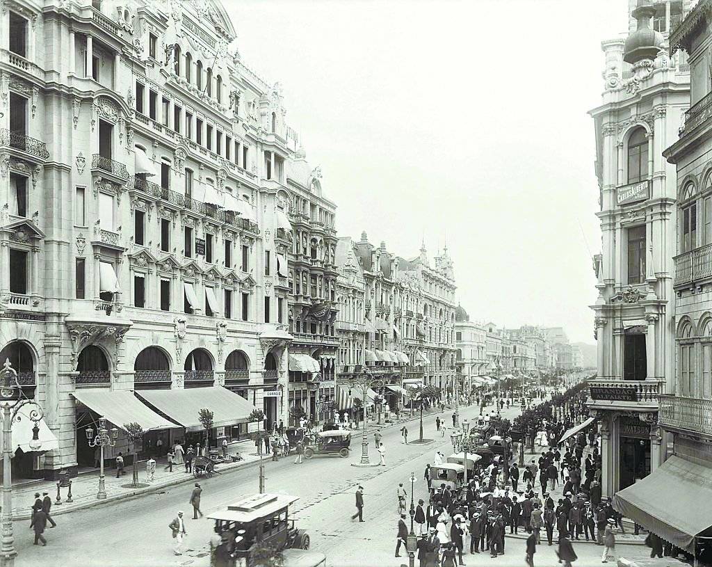 Avenida Central com rua do Ouvidor em 1906