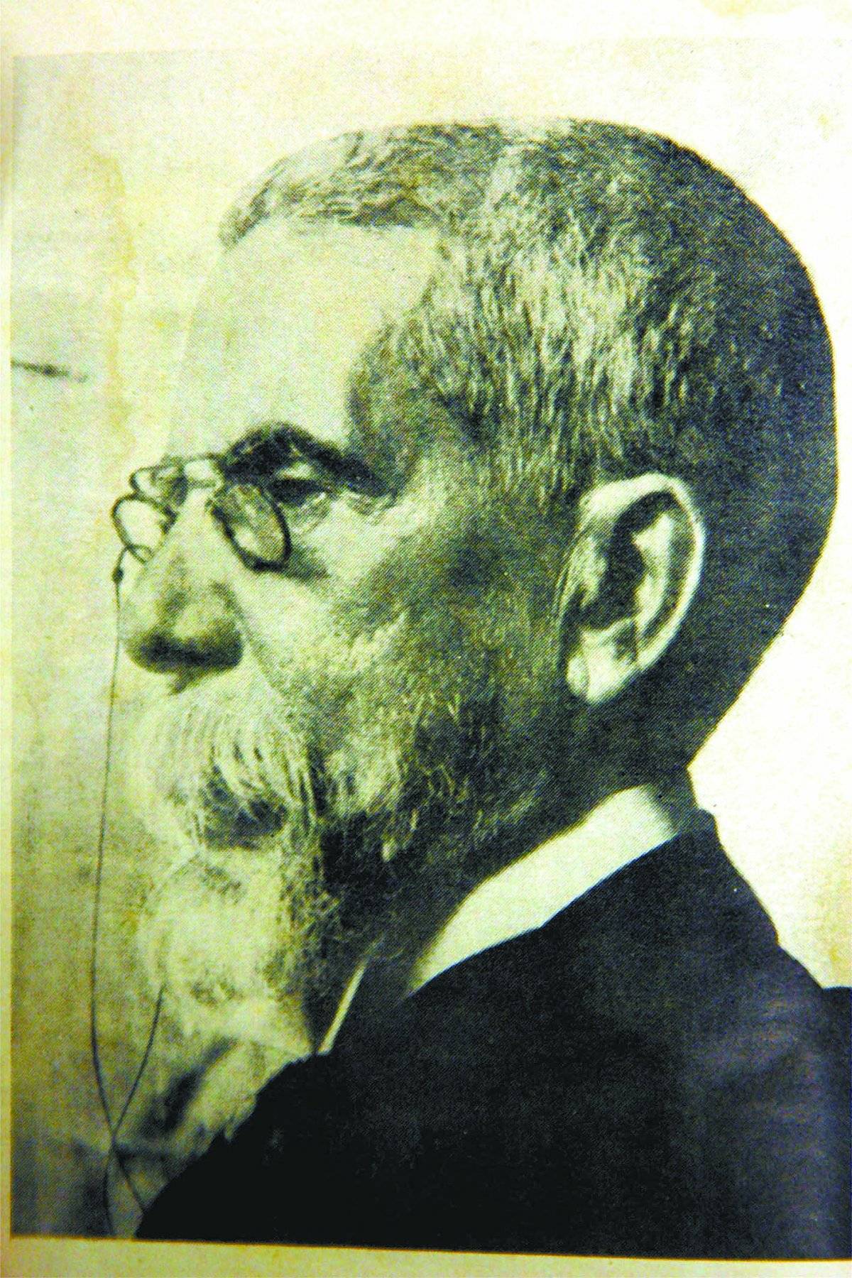 Machado de Assis em foto de perfil de 1904