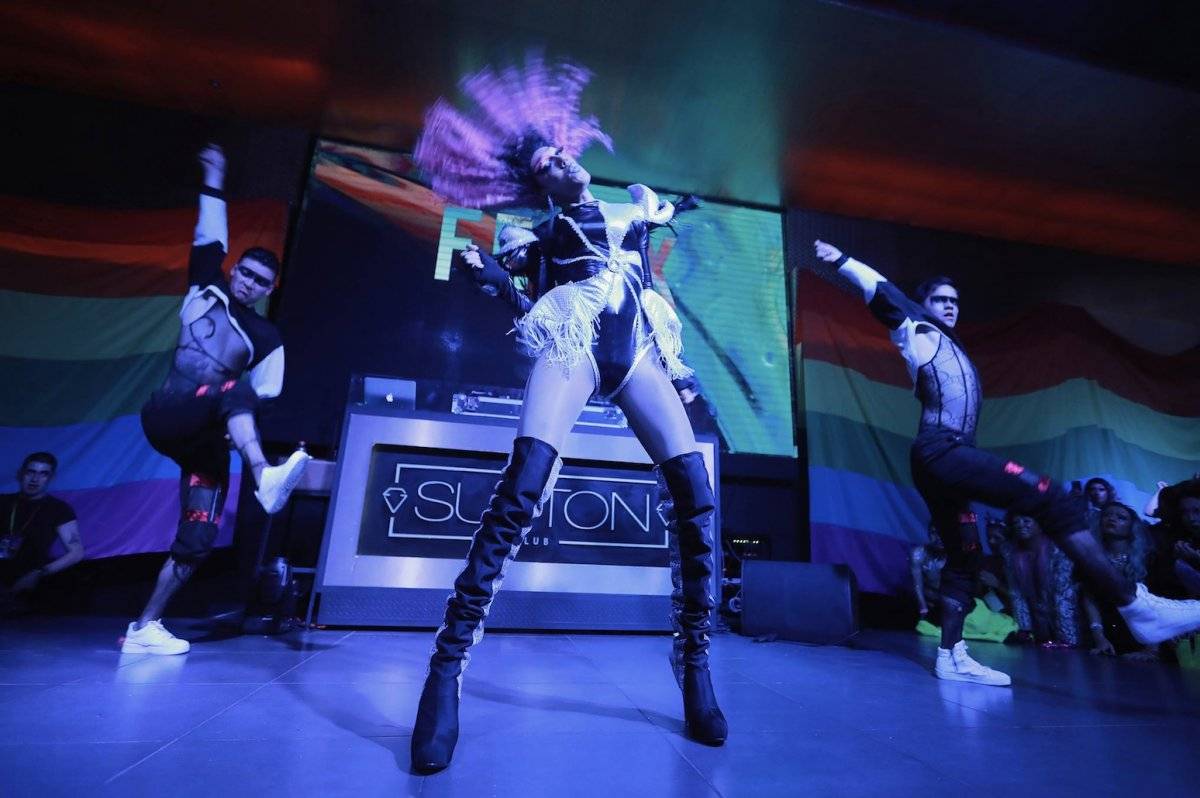 Drag Fénix en medio de una presentación