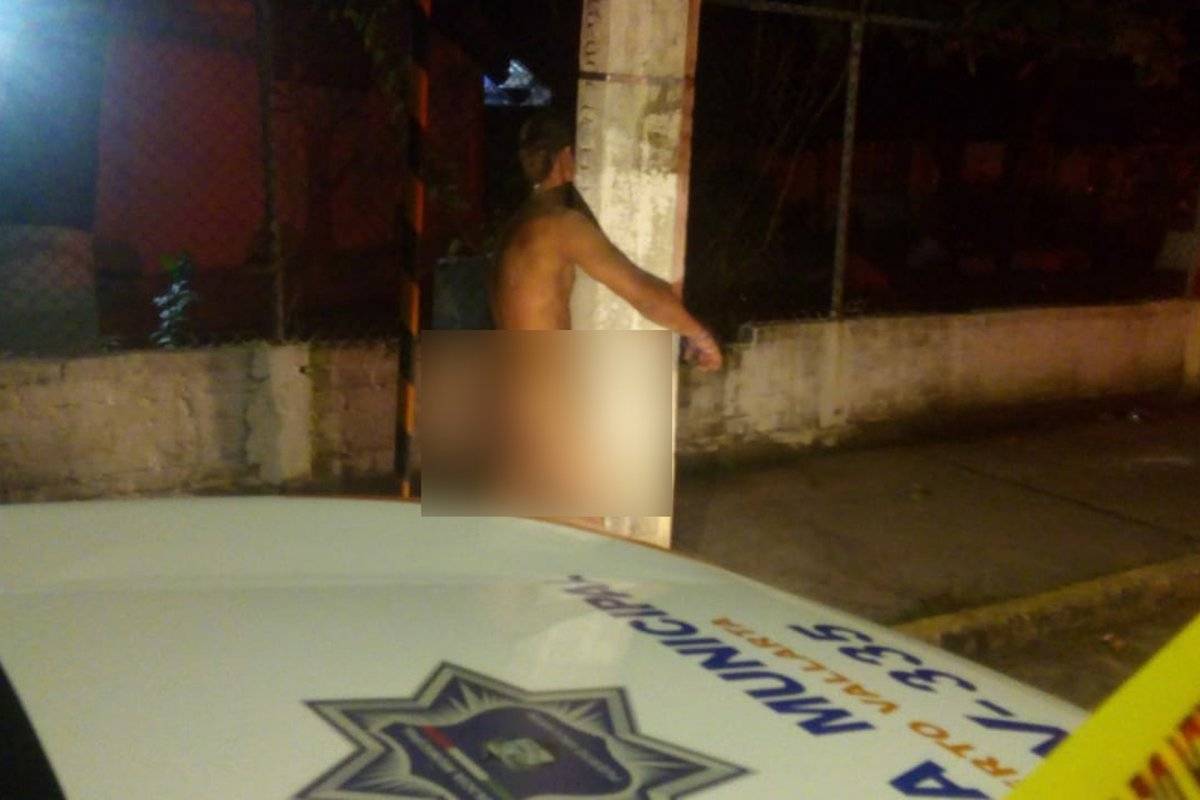 Justicieros vuelven a dejar hombres desnudos amarrados a postes en Vallarta