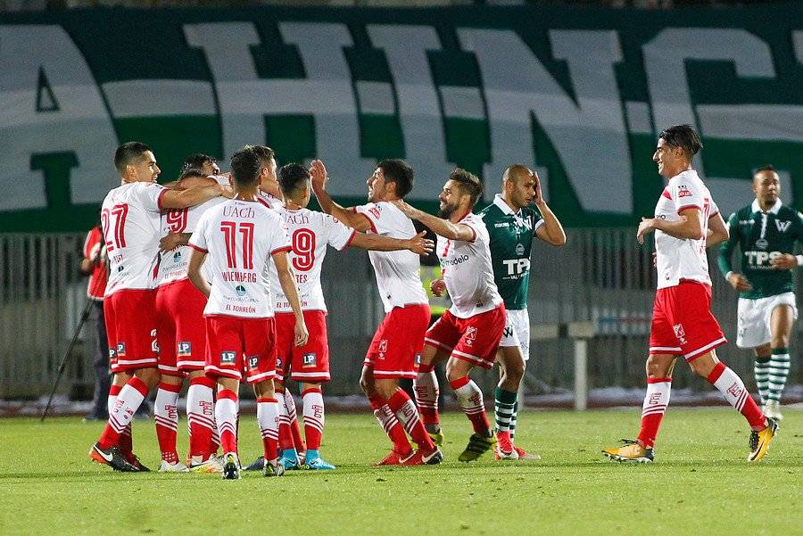 El Valdivia del Mortero Aravena está en plena lucha por el ascenso a Primera / Foto: Photosport