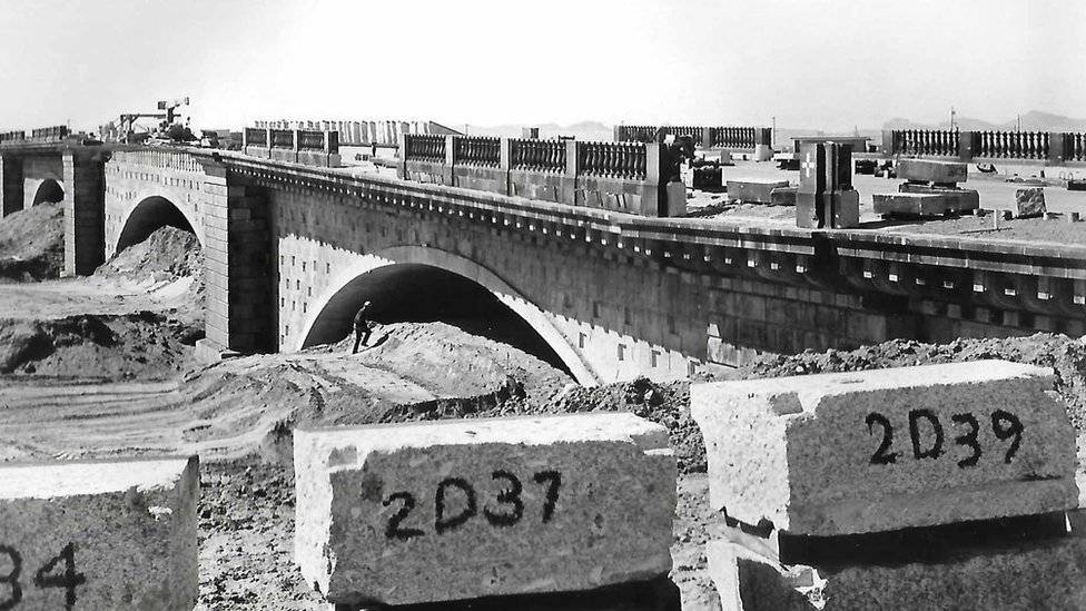 103622749stoneslinedupsmall-b26c30b75f806de98d82b8e78dcd4b11.jpg