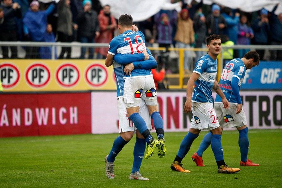 Diego Buonanotte brindándole un efusivo abrazo a Luciano Aued tras el gol que le dio el triunfo 1-0 a la UC sobre Colo Colo / Agencia UNO