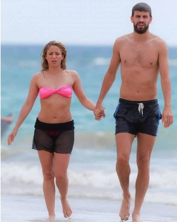 Shakira sin maquillaje, ni Photoshop en bikini con Piqué