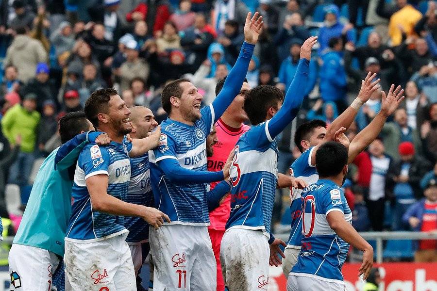 Luli Aued celebrando en dirección a la galería Mario Lepe de San Carlos de Apoquindo el triunfo 1-0 sobre Colo Colo / Foto: Photosport