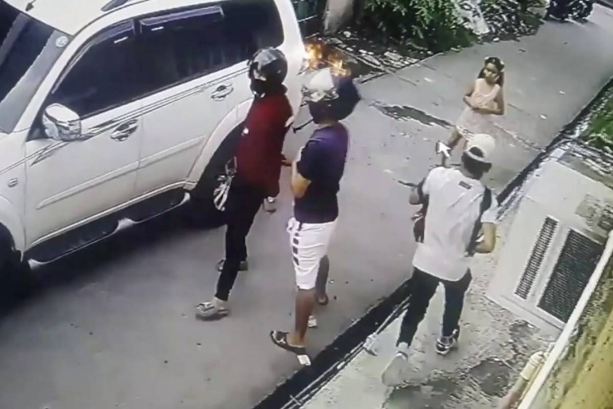 Niña enfrenta a ladrones armados después de que robaron a su padre Niña enfrenta a ladrones armados después de que robaron a su padre