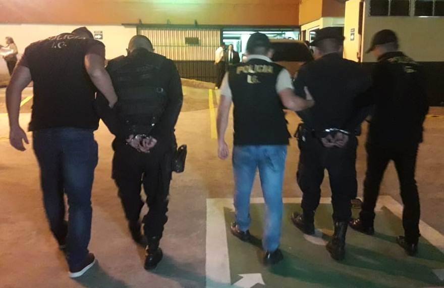 agentes de PNC capturados en Mixco por cobrar soborno