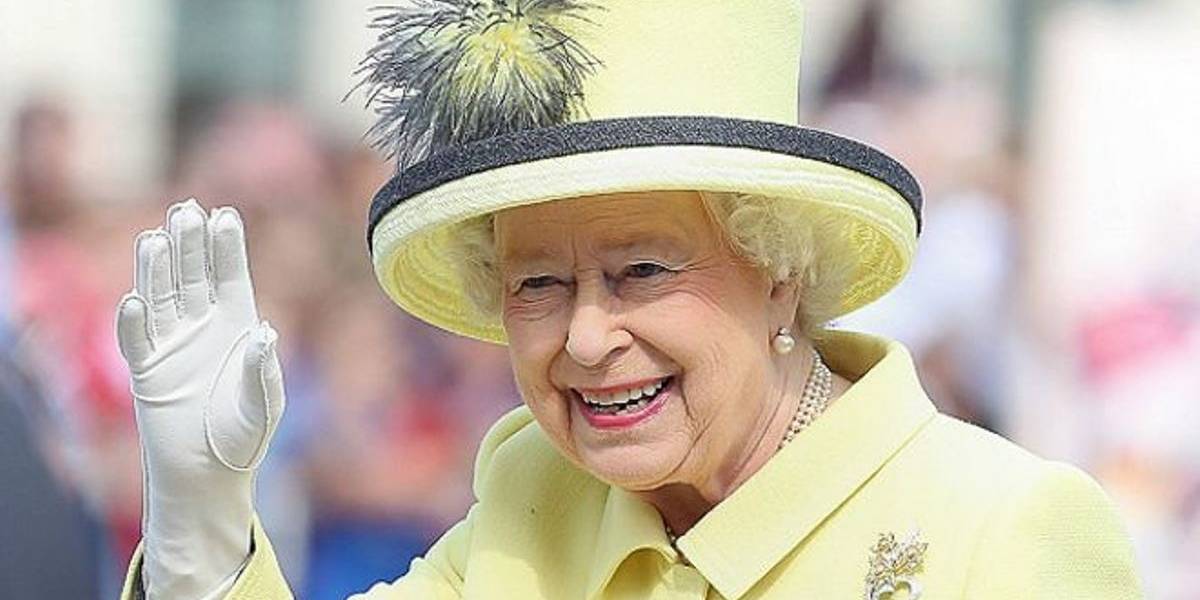¿Qué? La Reina Isabel II tiene una mano falsa para saludar a la gente
