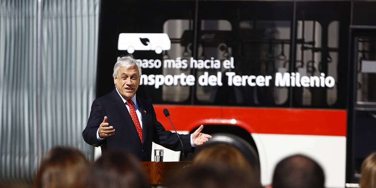 Gobierno presentó nueva flota de buses del Transantiago: Eléctricos, con wifi y conexiones USB