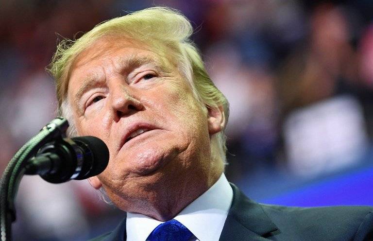 Donald Trump haciendo un gesto