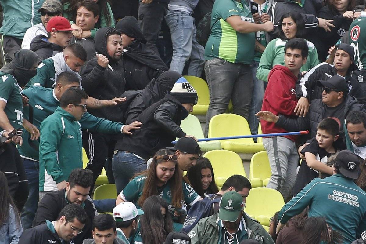 La pelea en la barra de Wanderers conmocionó al fútbol chileno / imagen: Photosport
