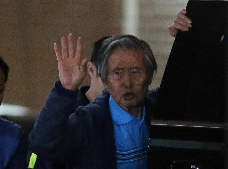 Alberto Fujimori saludando