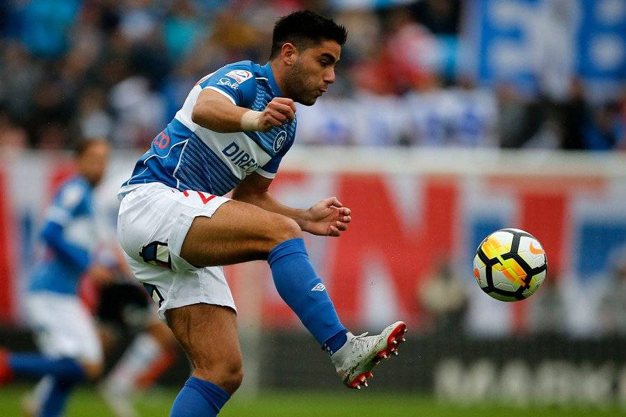 Stefano Magnaco, quien jugó de urgencia como lateral izquierdo en el clásico entre la UC y Colo Colo, se mantendrá en dicha ubicación ante Huachipato / Foto: Photosport