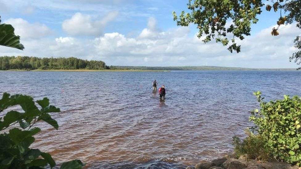 Chavita halla espada previkinga en el lago Vidostern, Suecia