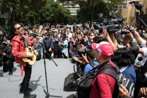https://www.publimetro.com.mx/mx/destacado-tv/2019/02/15/alex-lora-medio-siglo-rock-los-rocanroleros-somos-siempre-adolescentes.html