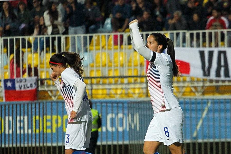 Karen Araya anotó uno de los goles de la Roja femenina ante Sudáfrica. El otro fue obra de Carla Guerrero / Foto: Photosport