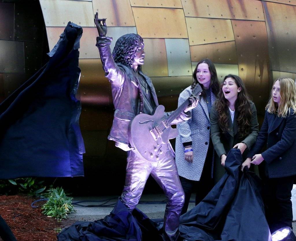 Develan en Seattle estatua de Chris Cornell Develan en Seattle estatua de Chris Cornell