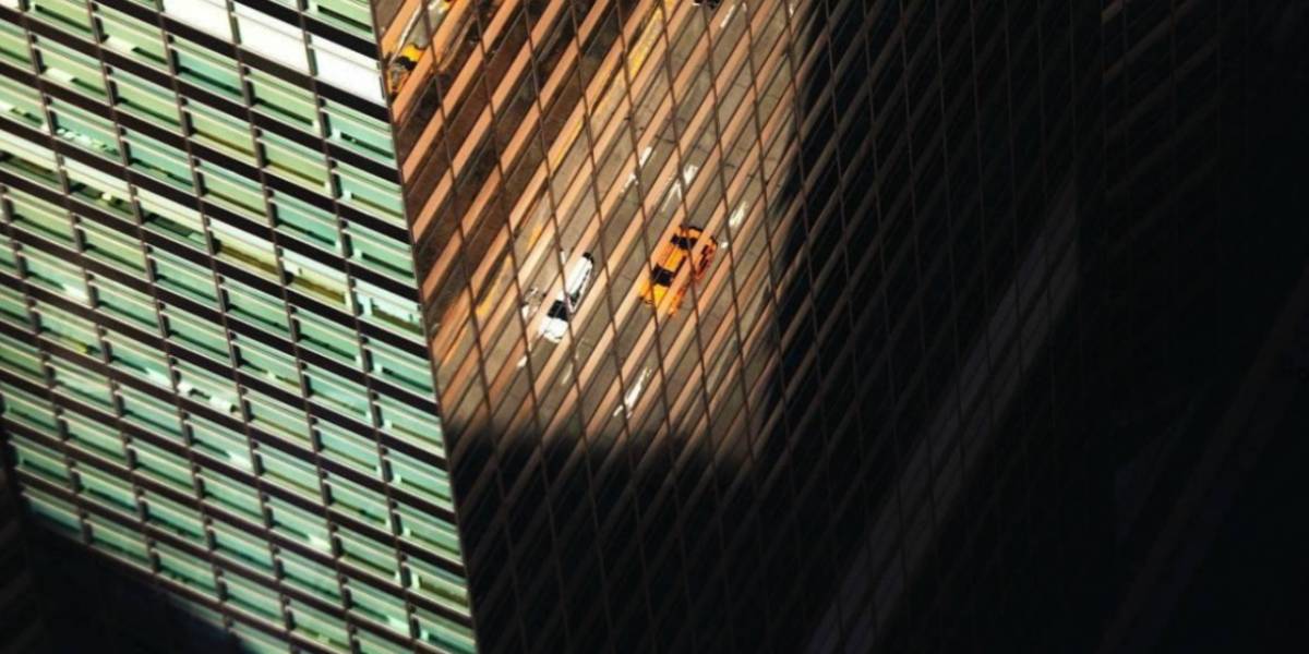 Sujeto arroja a una niña por la ventana y luego se suicida
