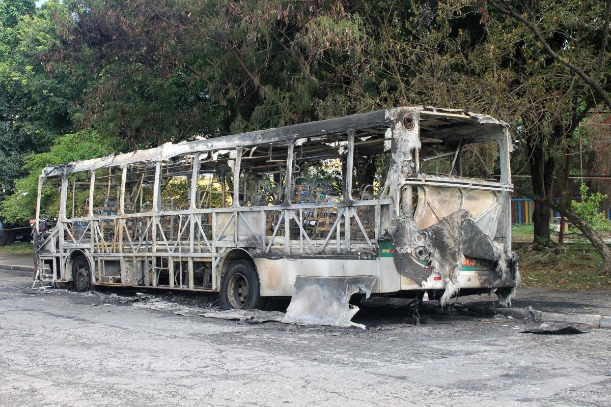 Ônibus incendiado na Vila Prudente