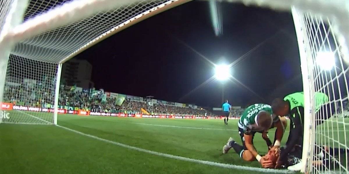 Defensa del Sporting de Lisboa salga la vida de su portero Defensa del Sporting de Lisboa salga la vida de su portero