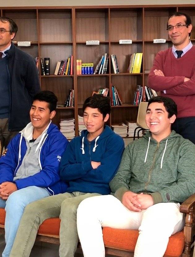 Estos son otros muchachos que también fueron becados
