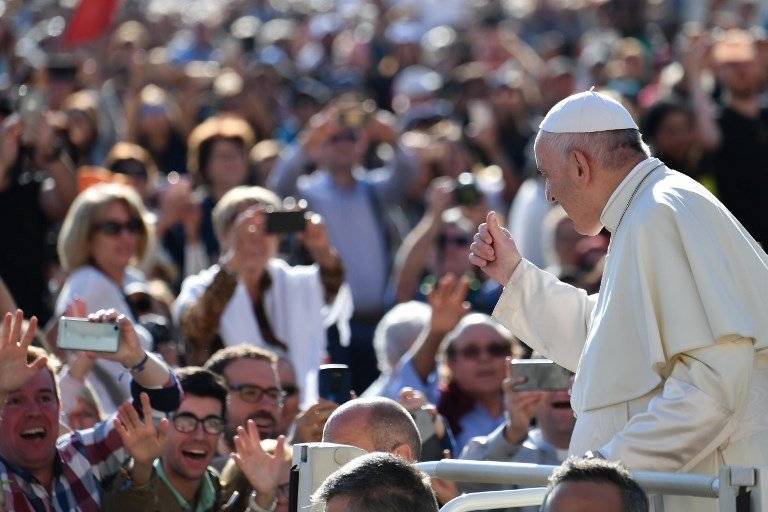 Papa Francisco saludando a los fieles en El Vaticano