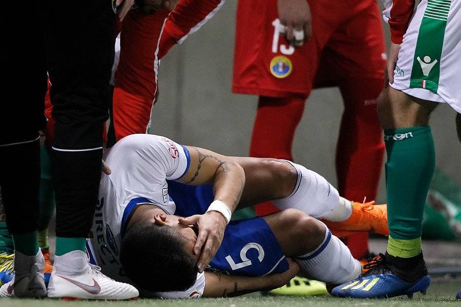 Ampuero se lesionó ante Audax Italiano en La Florida (26/08) y fue baja en la UC por 5 semanas / Foto: Photosport
