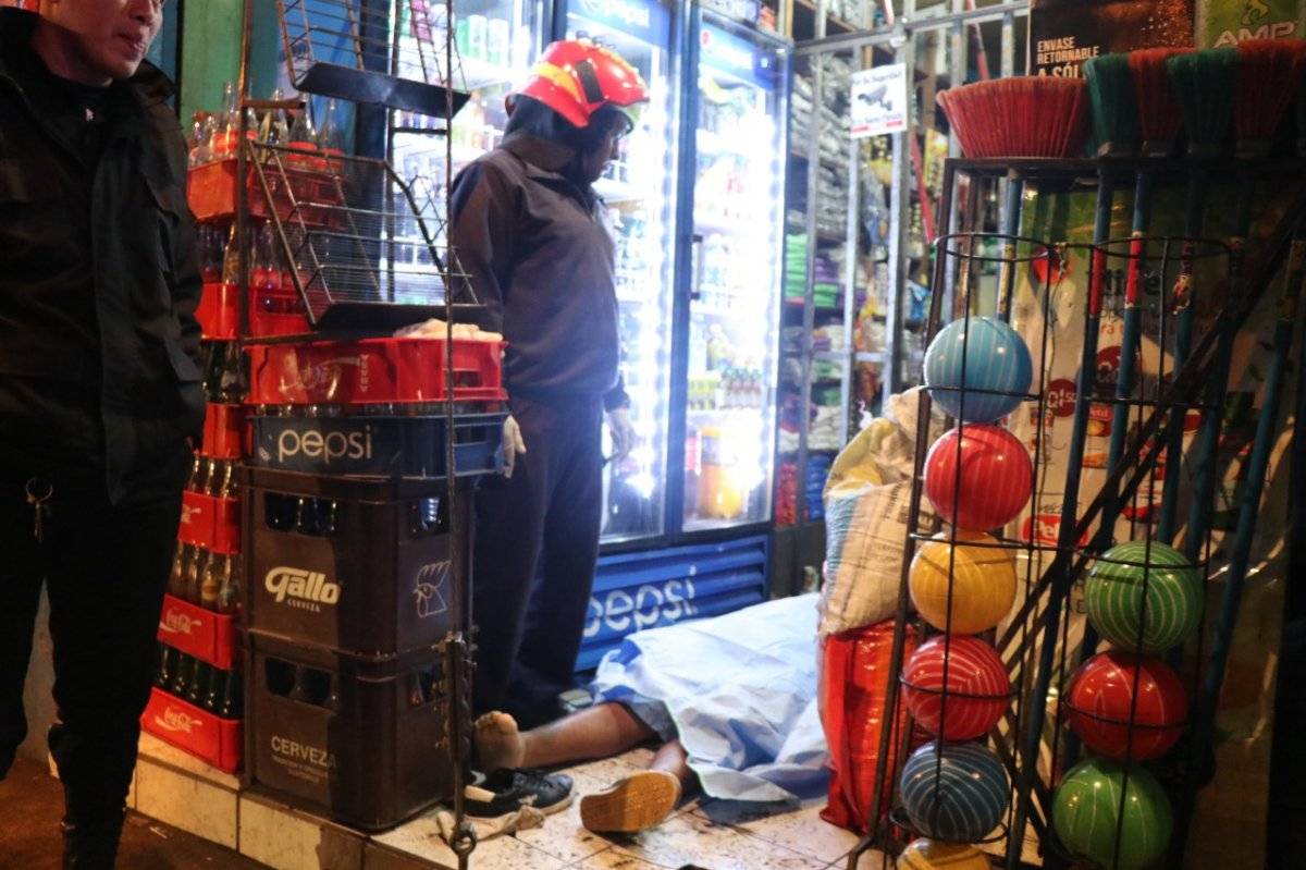hombre muerto en tienda zona 7 de Mixco