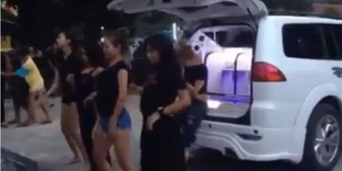 VIDEO: Bailan durante la cremación de su amiga para que su alma vaya al cielo