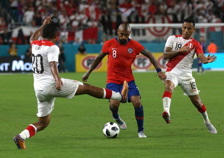 Arturo Vidal estuvo permanentemente marcado por más de un hombre en el duelo entre Chile y Perú en Miami / Foto: Agencia UNO