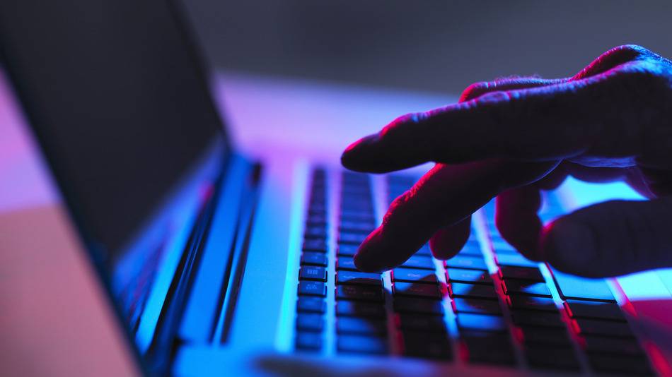 mantypingonlaptop-876c7158c15721d3114bfbe338c9a8eb.jpg mantypingonlaptop-876c7158c15721d3114bfbe338c9a8eb.jpg