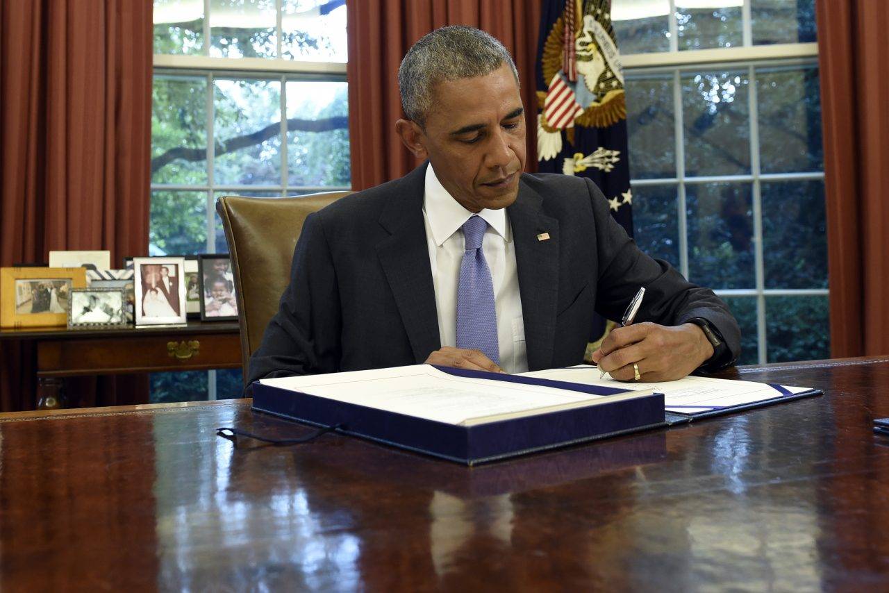 obamasignspromesa-ad417f45bef211cff7d5a28956fcf7b2.jpg obamasignspromesa-ad417f45bef211cff7d5a28956fcf7b2.jpg