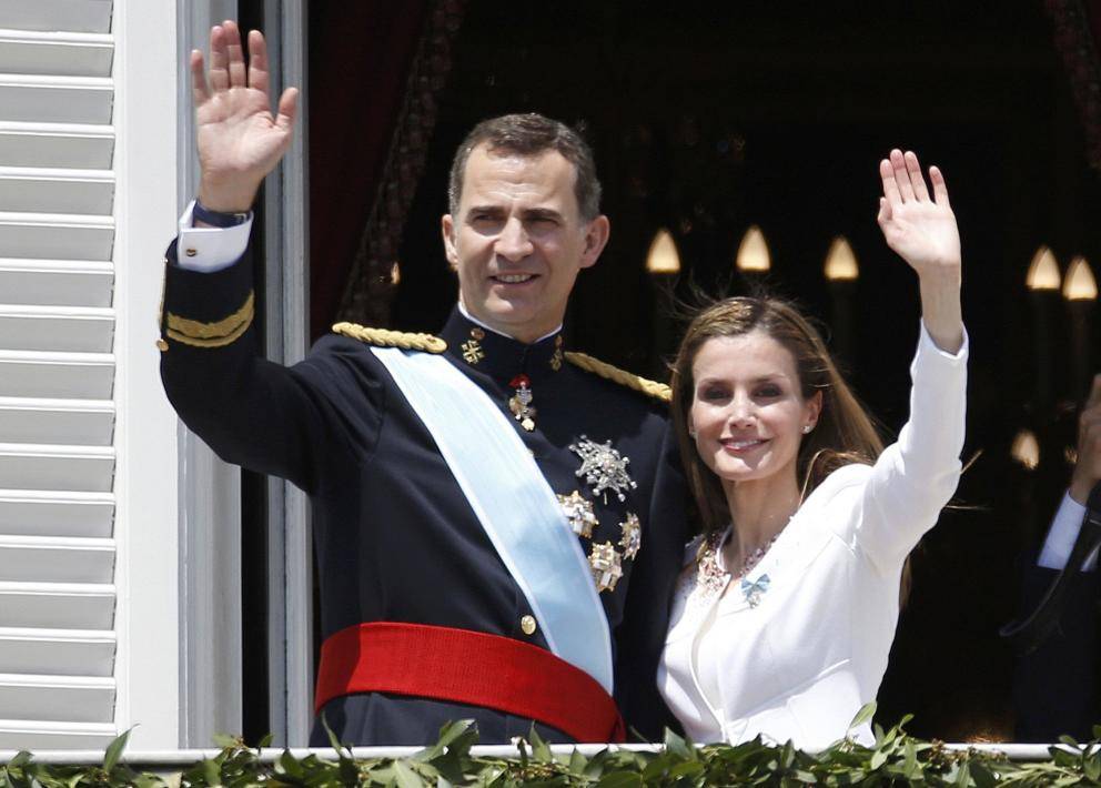 spainsnewkingfelipeviandhiswifequeenletiziaappearonthebalconyoftheroyalpalaceinmadrid-ba2da1a3cf8c52581c2972a717ec4e1f.jpg spainsnewkingfelipeviandhiswifequeenletiziaappearonthebalconyoftheroyalpalaceinmadrid-ba2da1a3cf8c52581c2972a717ec4e1f.jpg