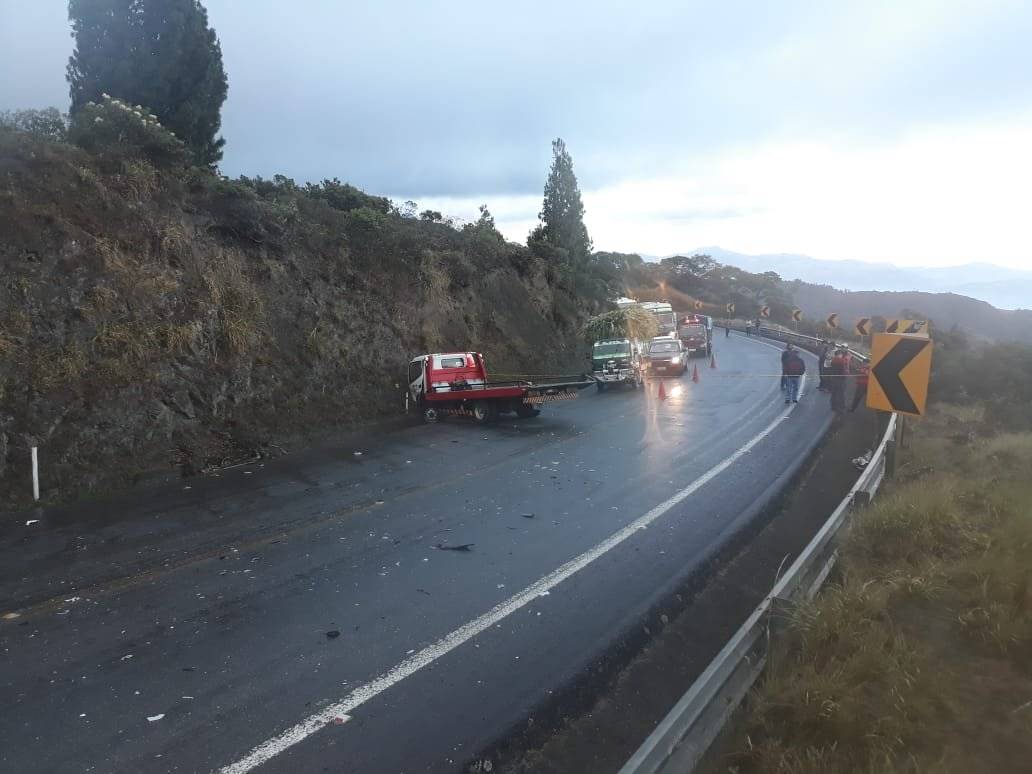 Dos heridos y un fallecido por un accidente de tránsito en la vía Loja-Catamayo