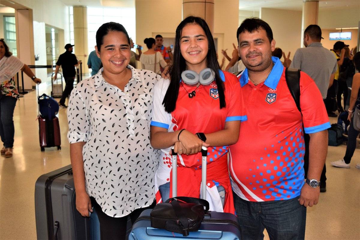laabanderadadeladelegaciondepuertoricoenbuenosaires2018adrianadiazysuspadresenelaeropuertozacosta-c1ea0c35e606c9412e031dca9f4ac882.jpg