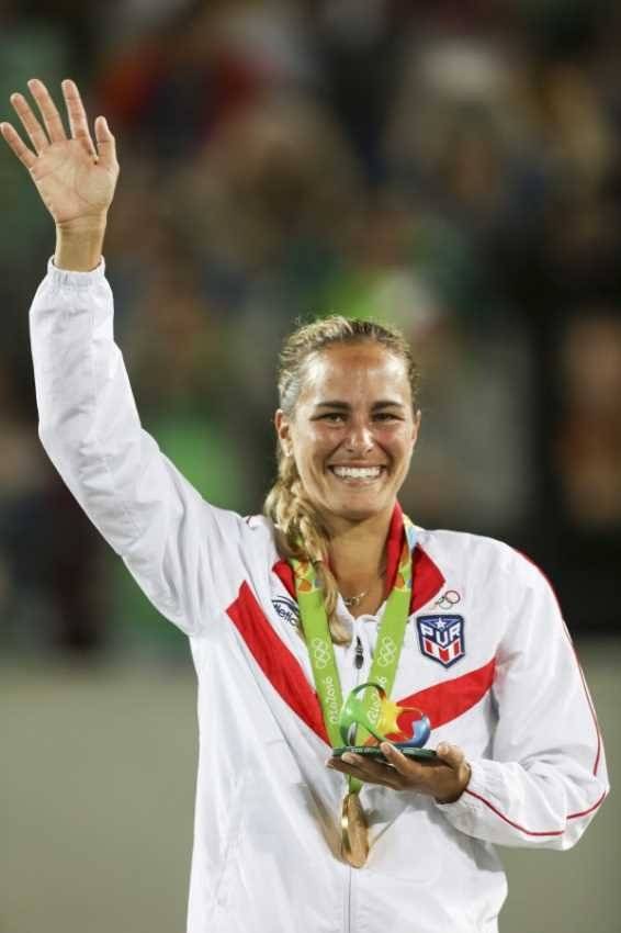 monicapuigsonrieysaludaalpublicoconsumedalladeorostraffonimagescopur-62895beffe1affaa34855793594b9919.jpg