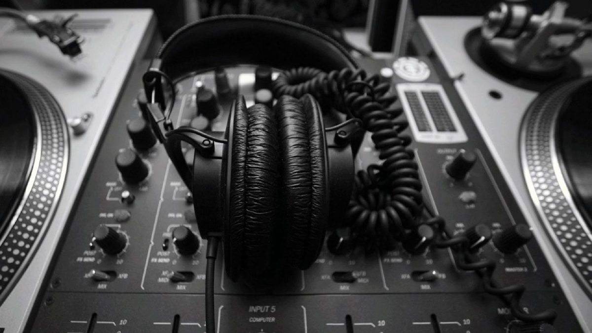 musicheadphones-2d8f694dcc7af055913a830918972e1d.jpg musicheadphones-2d8f694dcc7af055913a830918972e1d.jpg