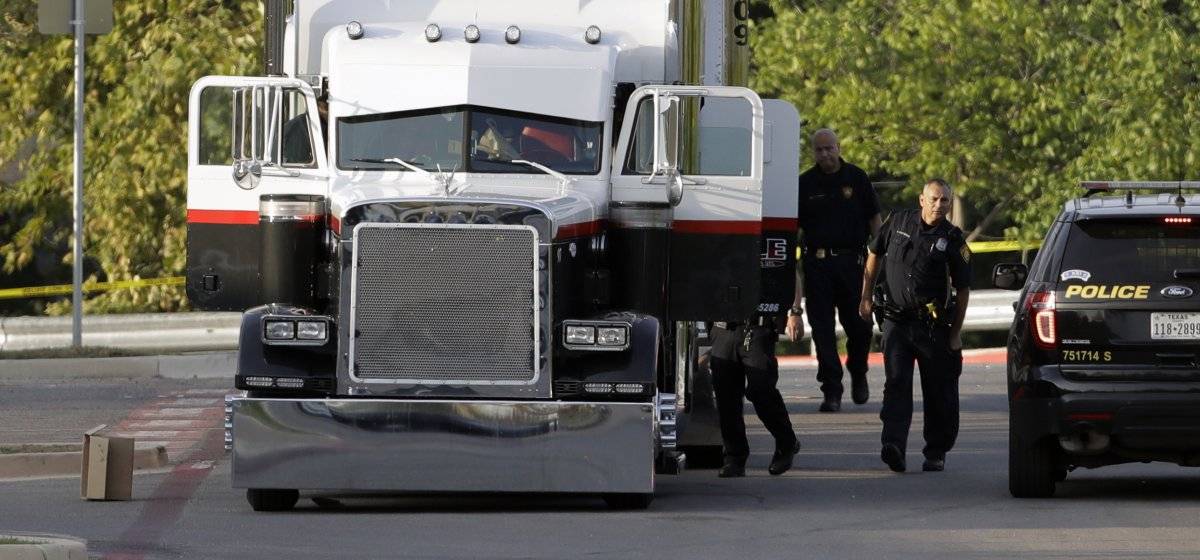 tractortrailertraffpuer1-dc9c84fb91125dc835fb7b8fab9595ac.jpg
