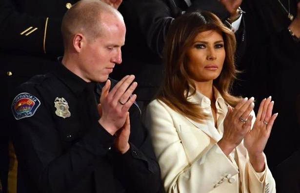 usfirstladymelaniatrumpandpoliceofficerryanholetsapplaudduringthestateoftheunionadd6740752-845d8ebabd016736464fe5af9f461b68.jpg usfirstladymelaniatrumpandpoliceofficerryanholetsapplaudduringthestateoftheunionadd6740752-845d8ebabd016736464fe5af9f461b68.jpg