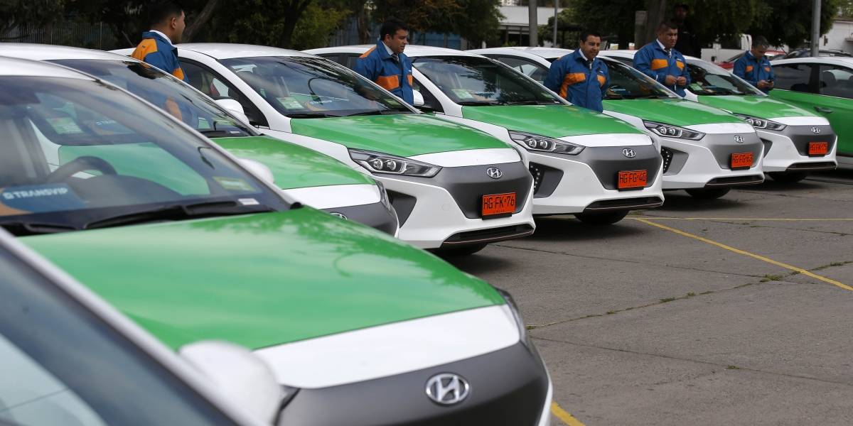 Llegó la primera flota de taxis eléctricos a Santiago