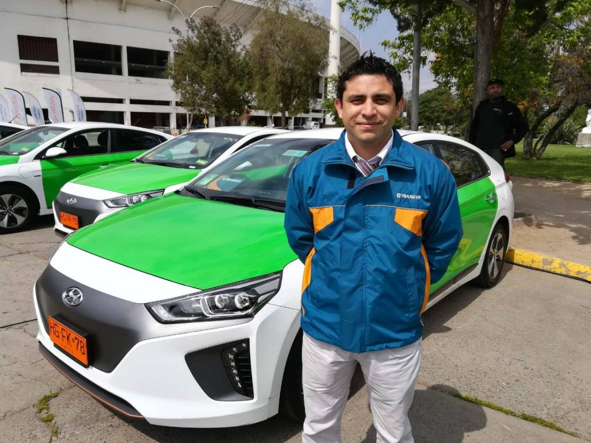 Rodrigo Hernández, conductor de taxi eléctrico . Foto: Jaime Liencura / Publimetro