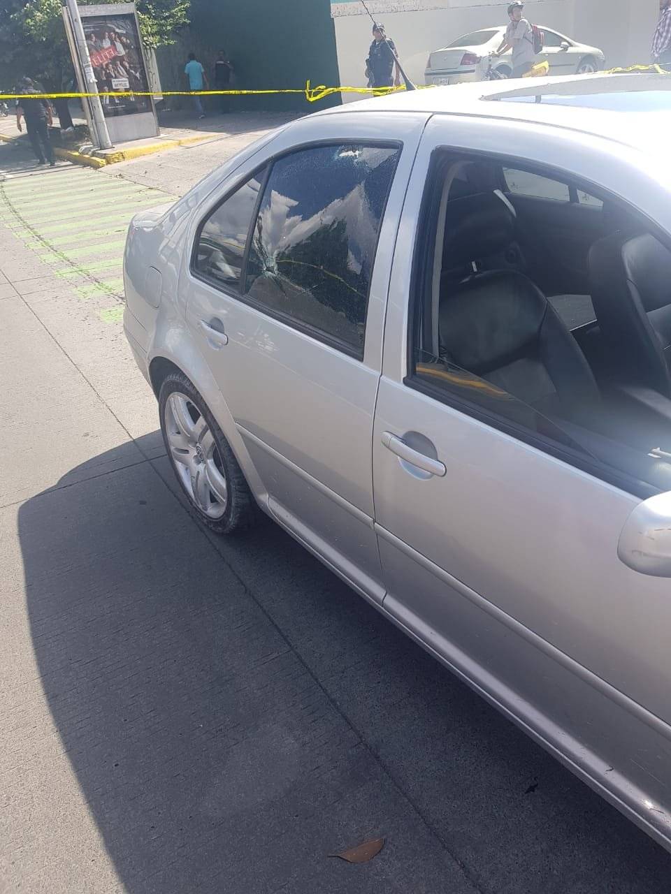 Reportan balacera cerca del CUCEI, localizan coche con daños