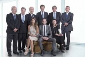 María Cecilia Karlezi, máxima accionista individual de Cruzados, abajo a la derecha, en el directorio de Falabella. Arriba a la derecha su primo Carlos Heller, máximo accionista de Azul Azul / Foto: Memoria Anual Falabella 2017