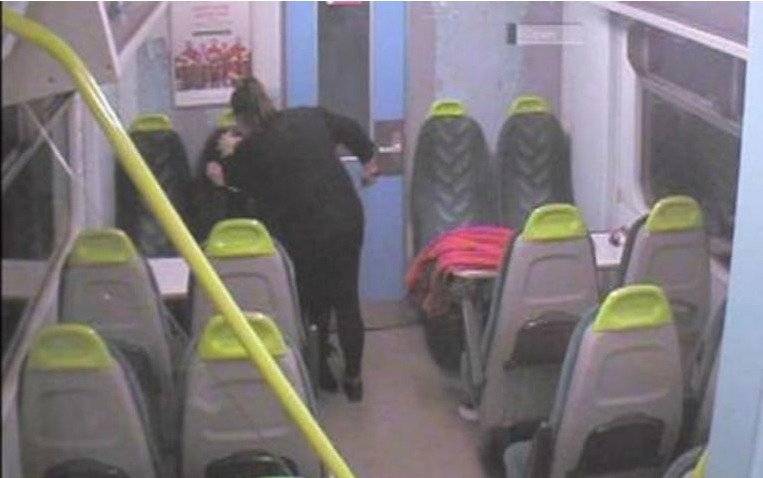 Exconvicta apuñala a su amiga en el tren