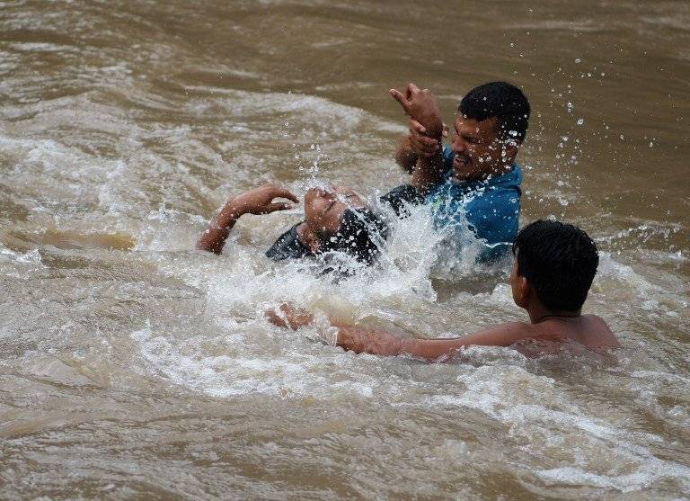Hondureños cruzan río hacia El Salvador